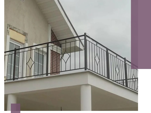 Изготовление балконных ограждений в Шадринске из металла и стекла